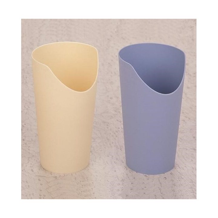 Mug with a cut-out