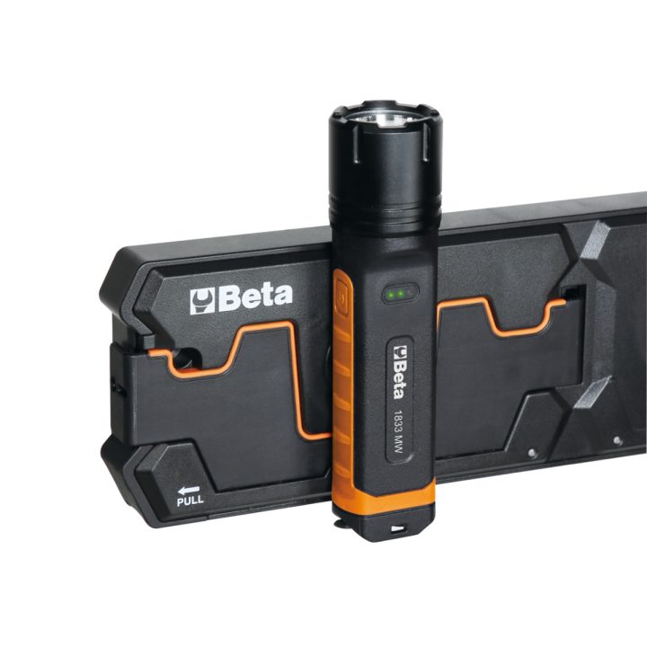 Beta 1833 MW Torcia a LED ad alta luminosità con ricarica wireless 018330013
